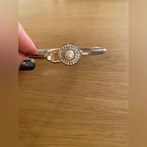 Vantel Pearls white pearl bangle bracelet